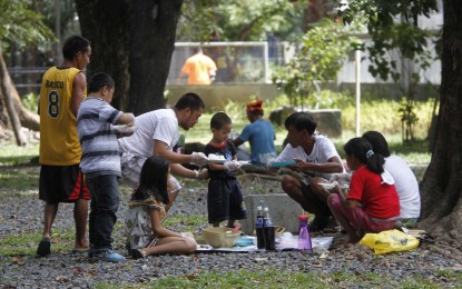 <p><strong>BONDING TIME.</strong> This family enjoys a meal at a picnic spot at the Rizal Park in this undated photo. Malacañang issued Memorandum Circular 32 on Thursday (Sept. 21, 2023) suspending work in government offices under the executive branch from 3 p.m. onwards on Sept. 25, in line with the observance of the 31st National Family Week. <em>(PNA photo by Avito C. Dalan)</em></p>